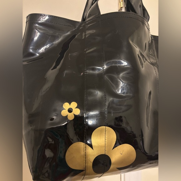 Marc Jacobs Daisy Large Daisy Black Patent Shopper Tote Bag - Picture 5 of 8